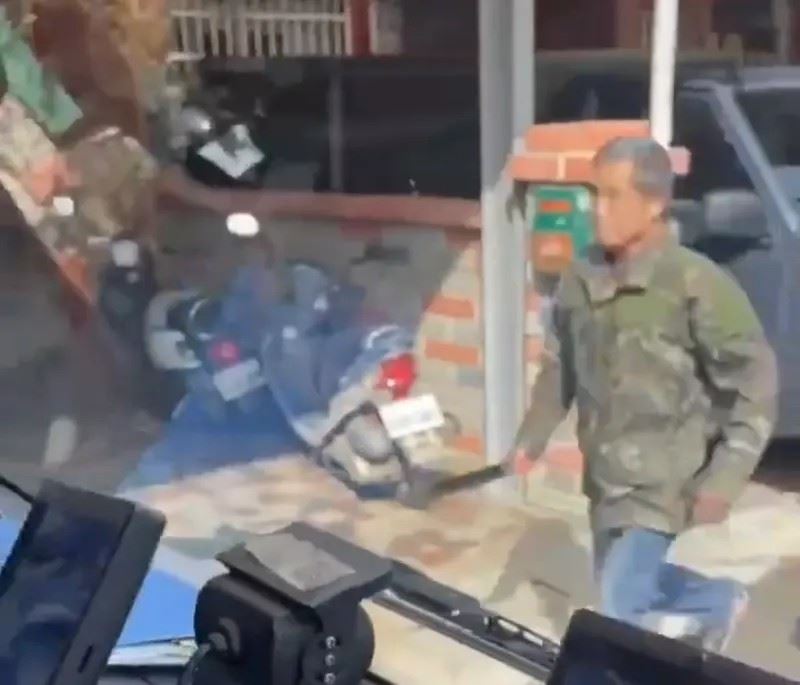 倒垃圾慘摔竟記恨一整天，台中男隔日亮刀追清潔隊駕駛遭聲押。（圖／翻攝畫面）