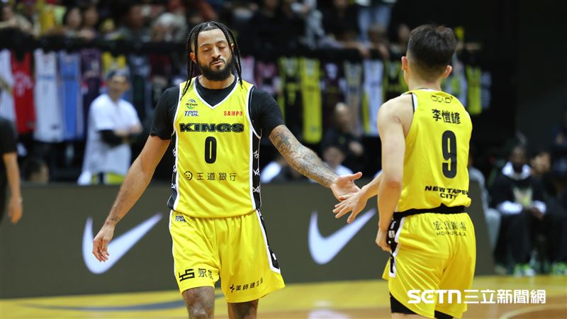 TPBL例行賽，新北國王洋將杰倫和隊友李愷諺擊掌。（圖／記者劉彥池攝影）