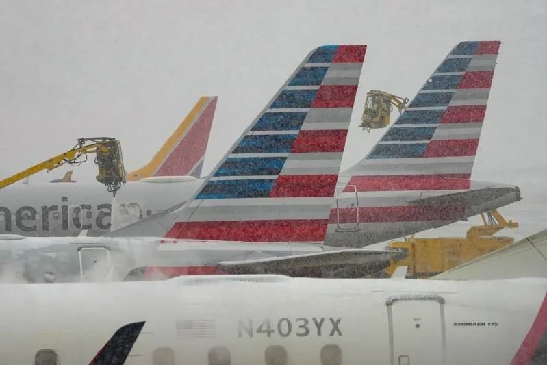 圖為工作人員正在印第安納波利斯機場替飛機除冰。（圖／美聯社／達志）