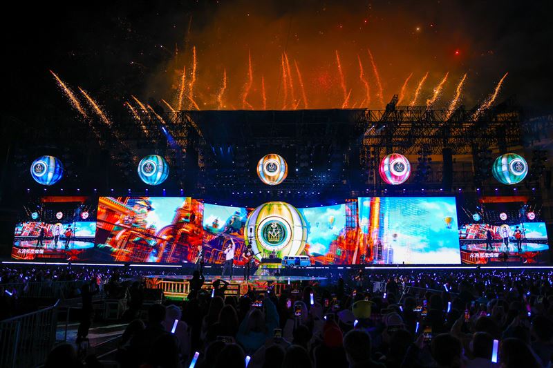 五月天演唱會於台中洲際棒球場登場，吸引滿場2.5萬人朝聖。（圖／相信音樂提供）