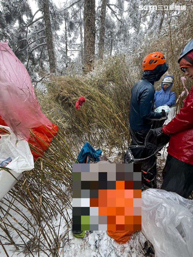 高山積雪已深達30公分，已有2名山友疑似因嚴重失溫不幸失去生命。(圖/翻攝畫面)