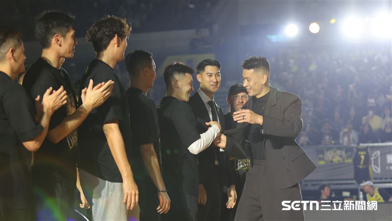 林書豪球衣引退儀式，他出場和隊友們擁抱。（圖／記者劉彥池攝影）