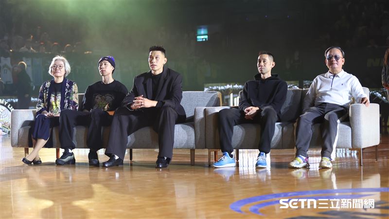 林書豪在球衣引退儀式和家人一起看好友祝福影片。（圖／記者劉彥池攝影）