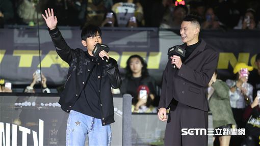 周杰倫真的來了！　陪林書豪見證球衣引退