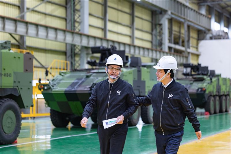 總統賴清德在國防部軍備局生產製造中心第209廠接受三立談話節目《話時代人物》主持人鄭弘儀專訪。（圖／總統府提供）