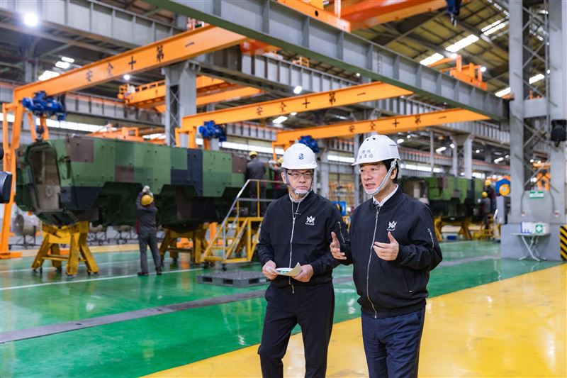 總統賴清德在國防部軍備局生產製造中心第209廠接受三立談話節目《話時代人物》主持人鄭弘儀專訪。（圖／總統府提供）