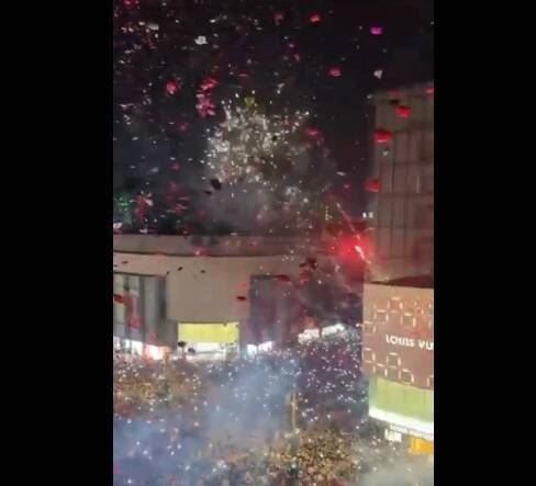 中國杭州跨年倒數後施放氣球,一名男子跟著放煙火被捕。(圖/擷取自「X」平台影片)