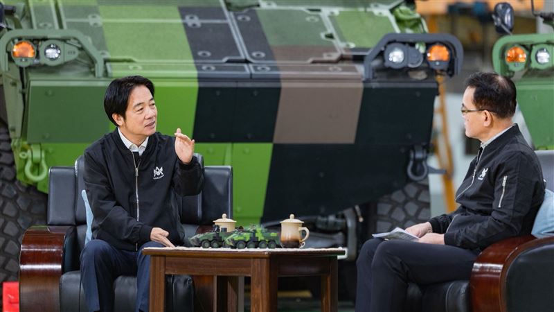 總統賴清德在國防部軍備局生產製造中心第209廠接受三立談話節目《話時代人物》主持人鄭弘儀專訪。（圖／總統府提供）