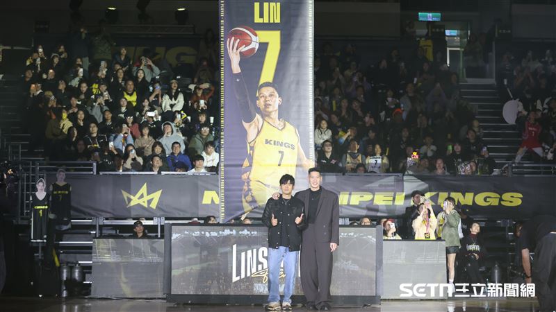 林書豪球衣引退儀式，「亞洲天王」周杰倫和林書豪一起倒數升起他的7號球衣。（圖／記者劉彥池攝影）