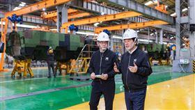 總統賴清德在國防部軍備局生產製造中心第209廠接受三立談話節目《話時代人物》主持人鄭弘儀專訪。（圖／總統府提供）