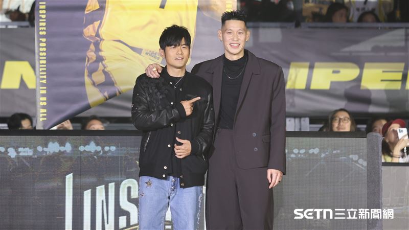 林書豪球衣引退儀式，「亞洲天王」周杰倫和林書豪一起倒數升起他的7號球衣。（圖／記者劉彥池攝影）