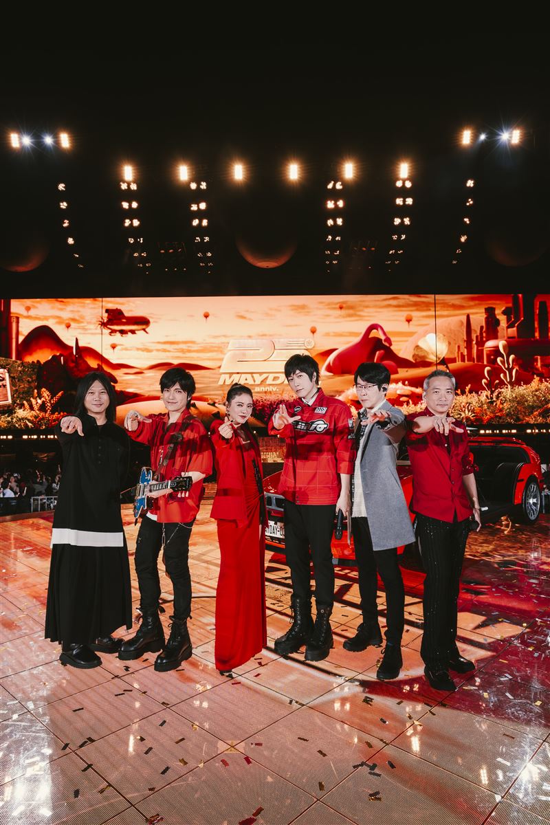 五月天「回到那一天」25週年巡迴演唱會台中站，邀請丁噹（左3）擔任嘉賓。（圖／相信音樂提供）