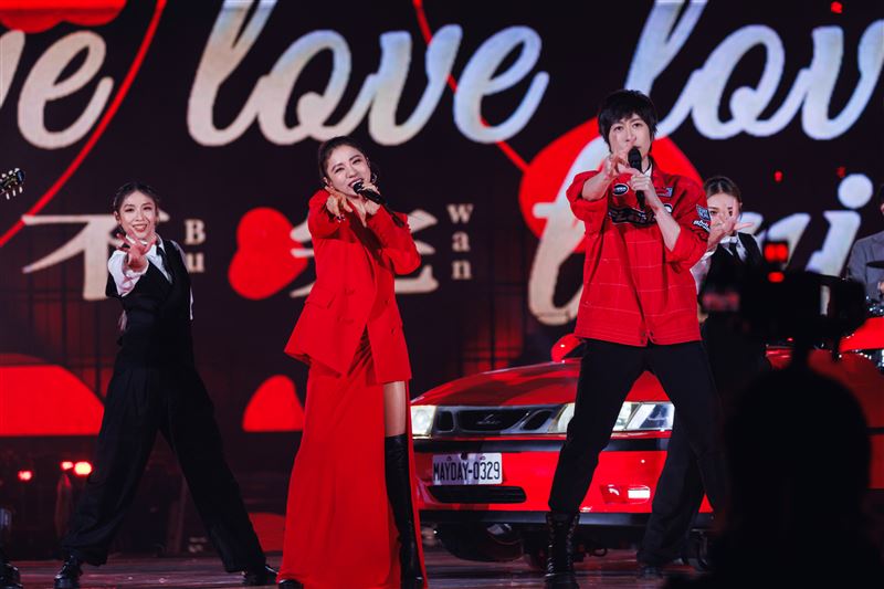 丁噹與五月天合跳〈對你愛不完〉。（圖／相信音樂提供）