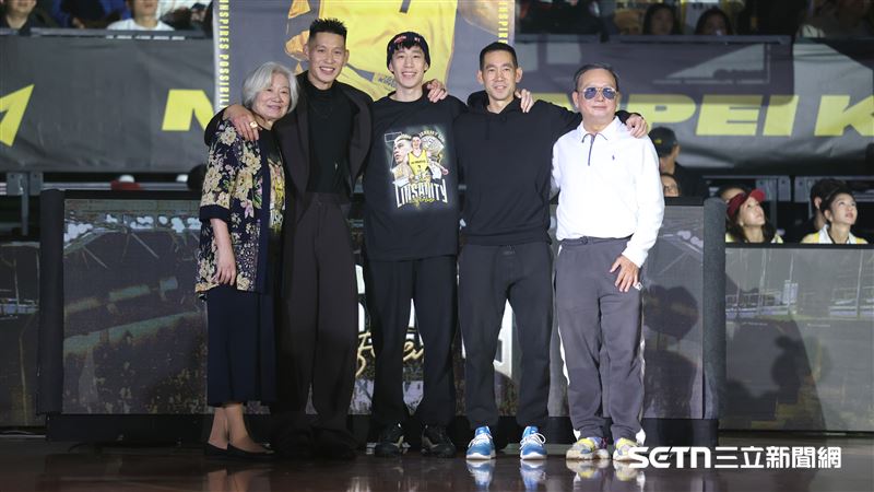 林書豪球衣引退儀式，家人和他合影。（圖／記者劉彥池攝影）
