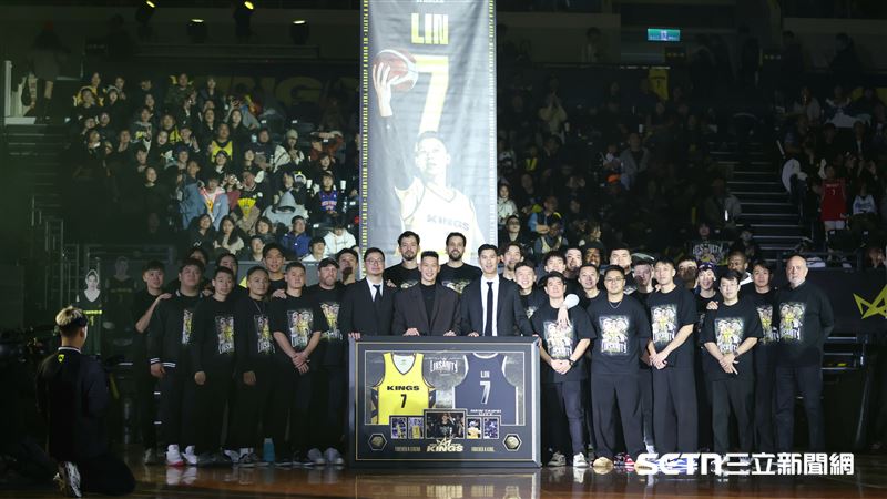 林書豪在球衣引退儀式和隊友合影。（圖／記者劉彥池攝影）