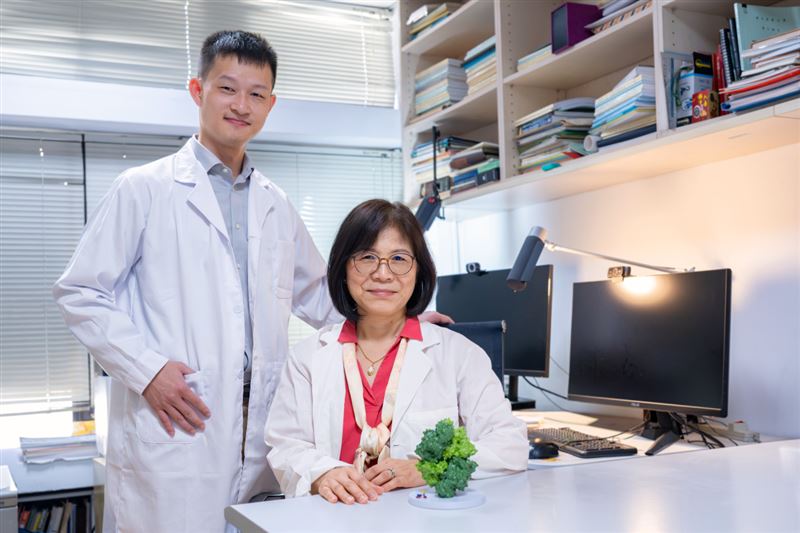 清華大學生科系教授王雯靜(右)與博士後研究員陳粲然提出「GSH–PKM2–SLC7A11」代謝軸線,為誘導癌細胞自我崩解提供新的治療策略。(圖/清華大學提供)