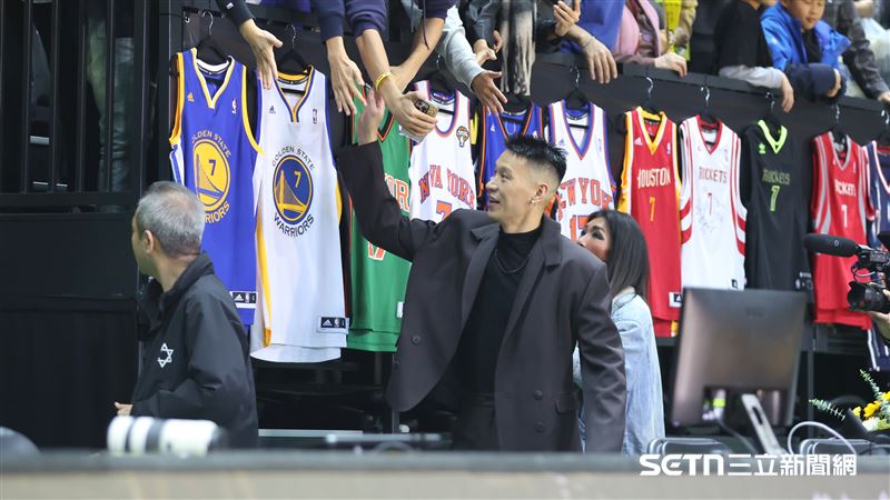 林書豪球衣引退儀式，林書豪離場和球迷擊掌。（圖／記者劉彥池攝影）