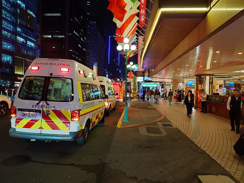 台灣醫護人員長期人力不足，許多醫師為了避免醫療糾紛，改作醫美收入更高。（圖／翻攝自姜冠宇臉書）