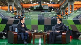 總統賴清德在國防部軍備局生產製造中心第209廠接受三立談話節目《話時代人物》主持人鄭弘儀專訪。（圖／總統府提供）