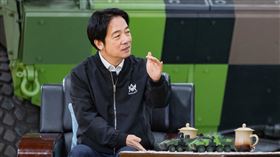 總統賴清德在國防部軍備局生產製造中心第209廠接受三立談話節目《話時代人物》主持人鄭弘儀專訪。（圖／總統府提供）