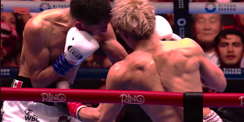 井上尚彌在比賽中多次用招牌「爆肝拳」痛擊對手皮卡索。（圖／翻攝自 YT@Ring Magazine）