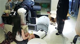 死者家屬近日出示關鍵監視器畫面，發現林女墜樓前曾和同居男友發生激烈爭吵。（圖／委任律師提供） 