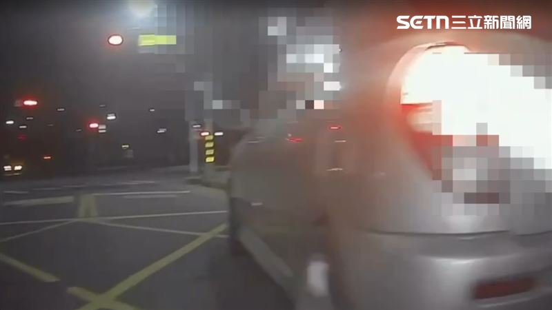 新北市41歲黃姓男子昨晚(28日)酒駕上路,遭員警盯上,還拒檢逃逸。(圖/翻攝畫面)