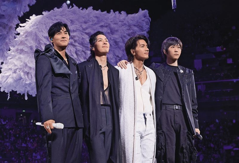 五月天阿信（右起）率言承旭、吳建豪、周渝民在上海舉行《F✦FOREVER恆星之城》巡迴演唱會。（相信音樂提供）