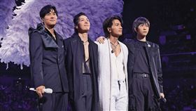 五月天阿信（右起）率言承旭、吳建豪、周渝民在上海舉行《F✦FOREVER恆星之城》巡迴演唱會。（相信音樂提供）