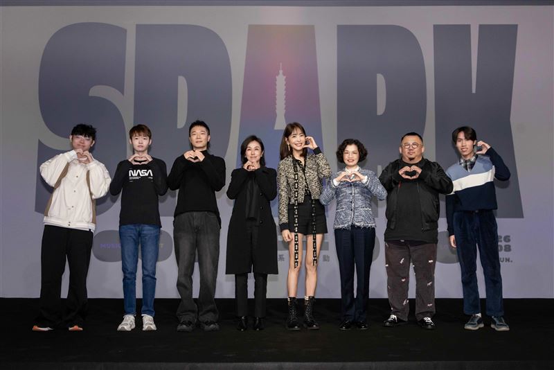 台北101與北流音樂製作團隊，左起入選者林樺霖、張富隆、總製作人盧律銘、北流董事長黃韻玲、台北101董事長賈永婕、台北101總經理朱麗文、錄音師錢煒安、入選者賴慕恩。(圖／台北101提供)