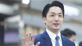 2025雙城論壇落幕　蔣萬安返抵松山機場（1）台北市長蔣萬安（圖）28日參加2025雙城論壇，晚間返抵台北松山機場，向媒體揮手致意。中央社記者趙世勳攝　114年12月28日