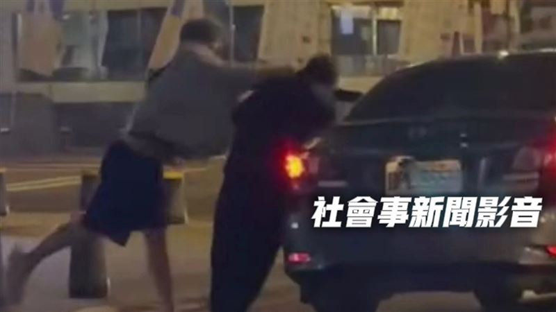 林姓男子揮拳攻擊鄭姓男子。（圖／翻攝自社會事新聞影音）