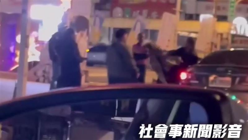 鄭姓男子揮拳還擊。（圖／翻攝自社會事新聞影音）