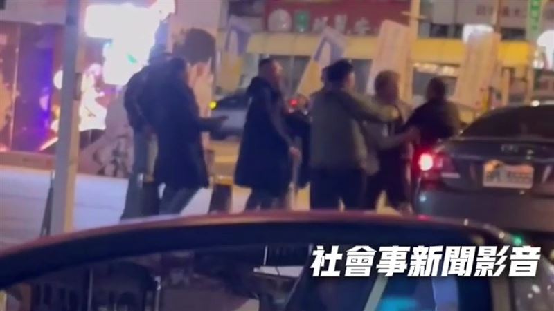 林姓與鄭姓互毆，路人上前勸架。（圖／翻攝自社會事新聞影音）