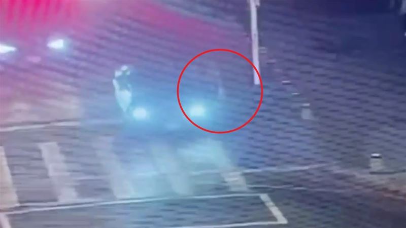 林男趁鄭男停等紅燈，拍打其車窗理論。（圖／翻攝畫面）