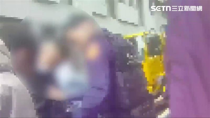 北市警方在咖啡店外逮捕吳姓共犯。（圖／翻攝畫面）