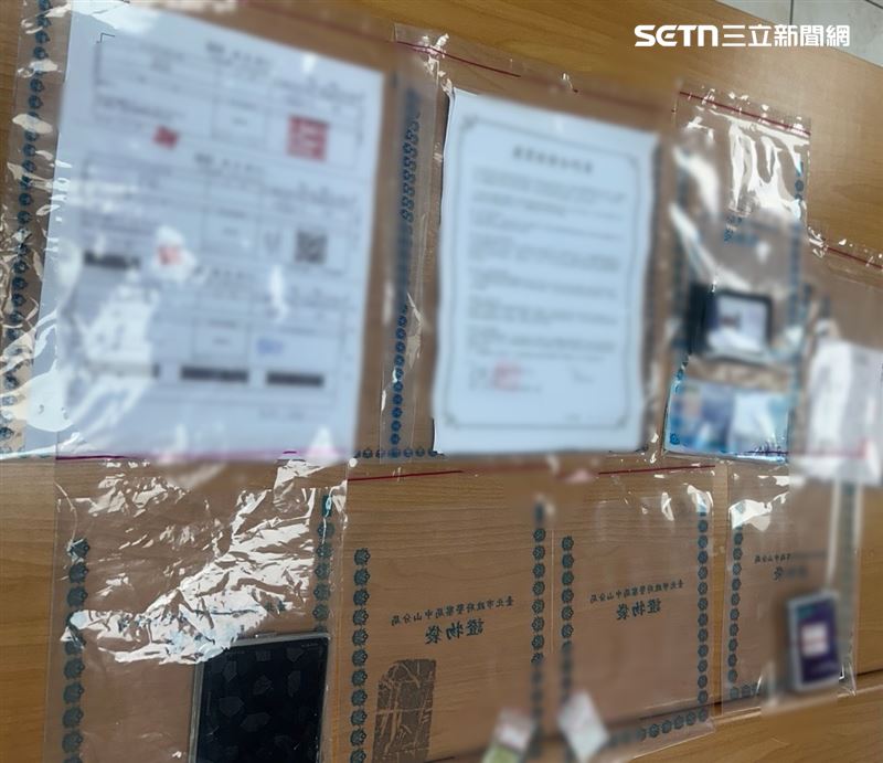 北市警方在賴、吳2人身上搜出毒品。（圖／翻攝畫面）