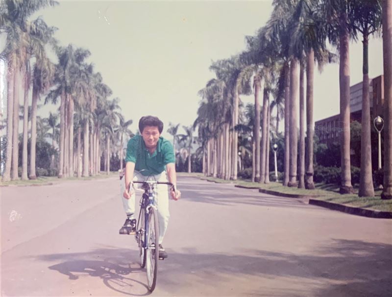 陳志金在社群平台貼出自己當年在台大椰林大道騎腳踏車的照片，他舉自身經驗為例表示，雖然辛苦，但是，不是不可能！（圖／翻攝自陳志金醫師臉書）