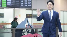 2025雙城論壇落幕　蔣萬安返抵松山機場（2）2025雙城論壇28日在中國上海舉行，台北市長蔣萬安（左）晚間結束出訪，返抵台北松山機場。中央社記者趙世勳攝　114年12月28日