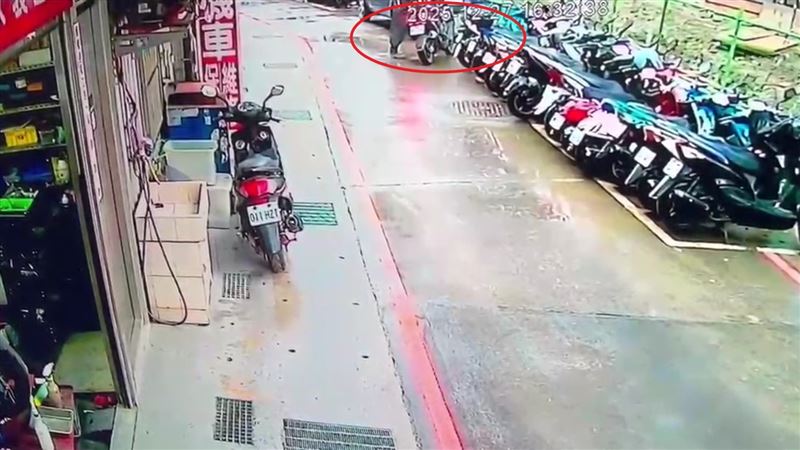 蔡姓男騎士被毒駕的黃男開車衝撞。（圖／翻攝畫面）