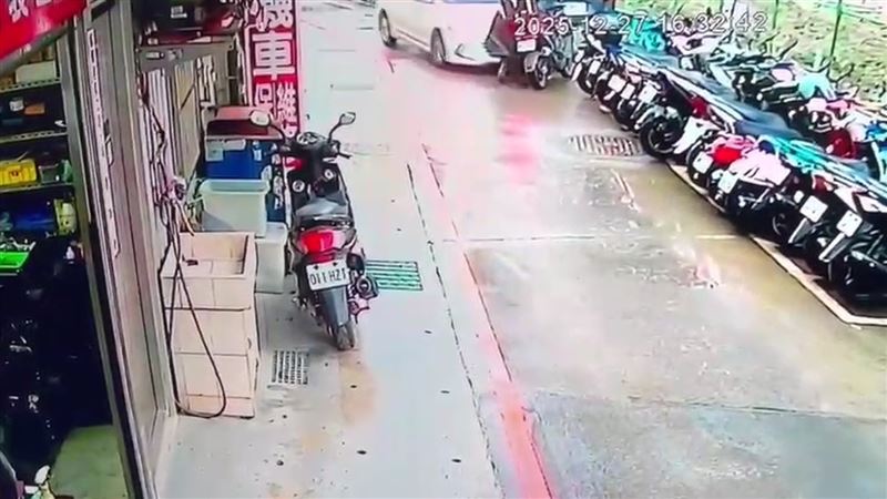 蔡姓男騎士被毒駕的黃男開車衝撞。（圖／翻攝畫面）