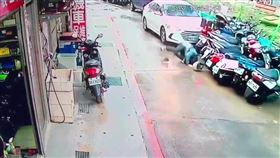 黃姓男子（30歲）開車在溪頭街逆向行駛，還衝撞路旁7輛機車，造成一名騎士多處骨折受傷送醫