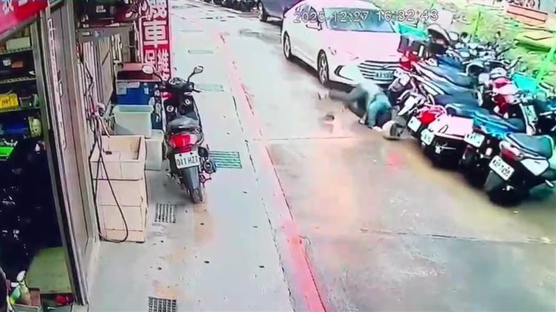 蔡姓男騎士被毒駕的黃男開車衝撞。（圖／翻攝畫面）