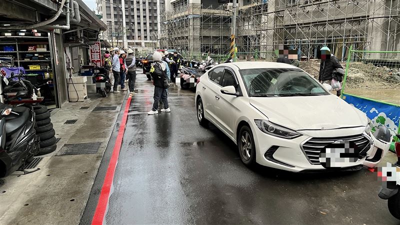 黃姓男子毒駕逆向行駛，還衝撞路旁7輛機車，造成一名騎士多處骨折受傷送醫。（圖／翻攝畫面）