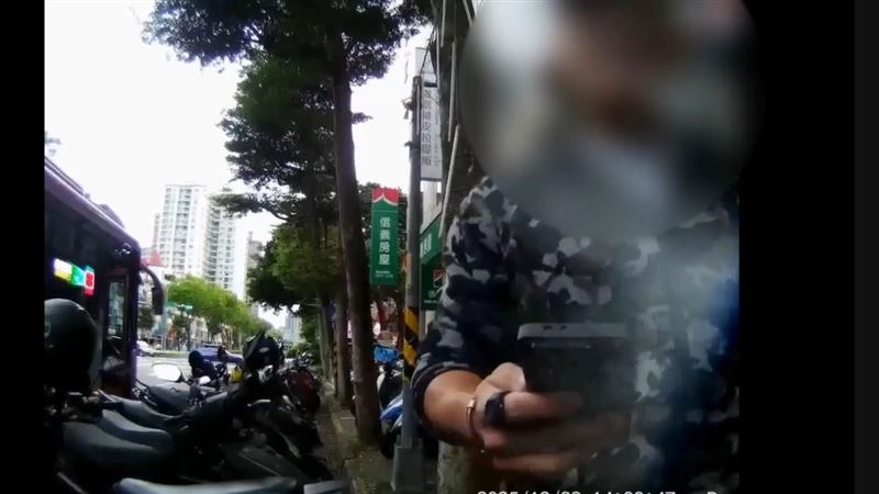 情侶在公車上與婦人發生口角，婦人竟揚言要殺人挨告。（圖／翻攝畫面）