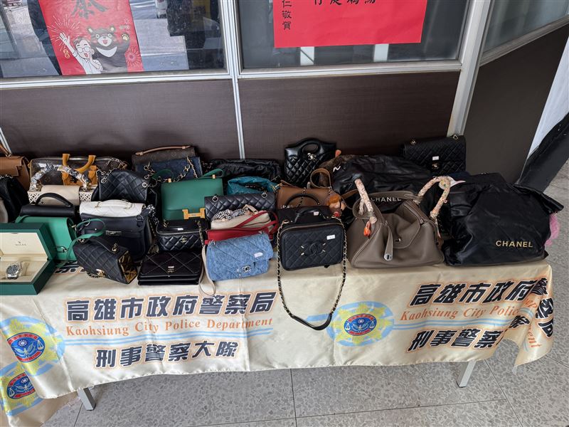 檢警查扣85個名牌包,包含愛馬仕、香奈兒等。(圖/翻攝畫面)