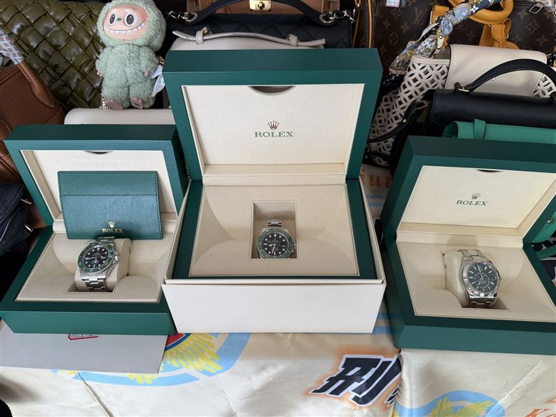 檢警查扣的3支勞力士名錶,包含綠水鬼2支、綠面天行者1支,總價超過200萬元。(圖/翻攝畫面)