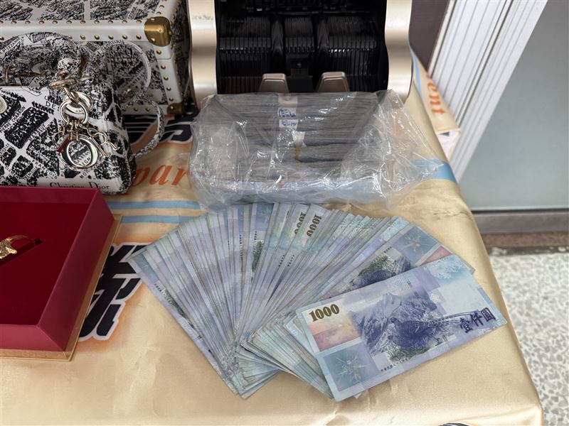一併查扣現金1億多元。(圖/翻攝畫面)