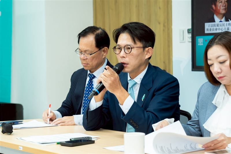 黃國昌批賴清德成「國家詐騙隊長」，限24小時道歉否則明日將提告。（圖／民眾黨提供）