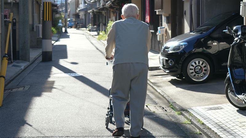 台南男子育有5名子女，但他成天遊手好閒，家務、生活開支、學費都由媽媽打零工，及靠爺爺資助維生；如今年邁，0收入、存款，5名子女全向聲請免除扶養，因阿國過去未盡扶養義務，因此法院獲准。（示意圖／PIXABAY）